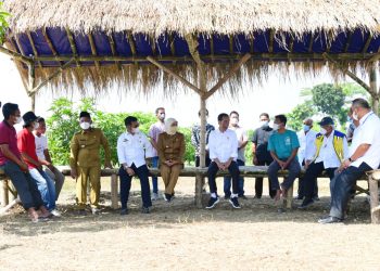 Presiden Jokowi berdialog dengan petani pada Peluncuran Lumbung Pangan Berbasis Mangga dan Taksi Alsintan, di Gresik, Jatim, Senin (22/08/2022). (Foto : BPMI Setpres/Muchlis Jr)