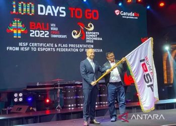 Sekretaris Jenderal Federasi Esports Internasional (IESF) Boban Totovski (kiri) menyerahkan bendera IESF World Esports Championship 2022 kepada Ketua Bidang Hubungan Internasional Pengurus Besar Esports Indonesia (PB ESI) sekaligus Ketua Dewan Pelaksana 2, Tjahjono Prasetyanto, di Jakarta, Rabu (24/8/2022). (ANTARA/Arindra Meodia)