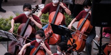 Trinity Youth Symphony Orchestra (TRUST), yang sedang memainkan alat musik, foto : ist