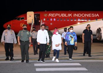 Presiden Jokowi dan Ibu Iriana tiba di Bandara Internasional Sentani, Jayapura, Papua, Selasa (30/08/2022) malam. (Foto : BPMI Setpres/Lukas)