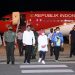 Presiden Jokowi dan Ibu Iriana tiba di Bandara Internasional Sentani, Jayapura, Papua, Selasa (30/08/2022) malam. (Foto : BPMI Setpres/Lukas)