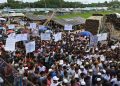 Para pengungsi Rohingya di Bangladesh menggelar demonstrasi dalam rangka peringatan lima tahun tragedi genosida di Myanmar yang membuat mereka kabur. (AFP/Munir Uz Zaman)