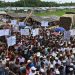 Para pengungsi Rohingya di Bangladesh menggelar demonstrasi dalam rangka peringatan lima tahun tragedi genosida di Myanmar yang membuat mereka kabur. (AFP/Munir Uz Zaman)