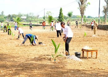 Presiden Jokowi menanam kelapa genjah, di Boyolali, Jateng. (Foto : Humas Setkab/Dindha)