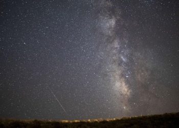 Ilustrasi hujan meteor Perseid. Masyarakat di seluruh Indonesia bisa menyaksikannya tanpa alat bantu optik.Foto : REUTERS/AMIR COHEN