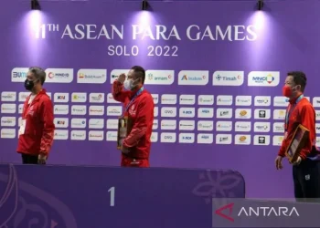 Atlet tenis meja Indonesia Muhammad Rian P (tengah) saat menghormat Bendera Merah Putih usai acara menyerahan medali emas kelas TT8 single putra di Solo Techno Park Surakarta, pada Jumat (5/8/2022). ANTARA/Bambang Dwi Marwoto.