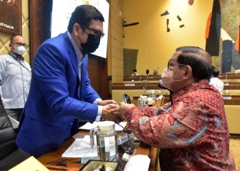 Seskab Pramono Anung berjabat tangan dengan Ketua Komisi II DPR RI Ahmad Doli Kurnia Tandjung, di Gedung Nusantara, Senayan, Jakarta, Senin (19/09/2022). (Foto: Humas Setkab/Agung)