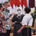 Menaker Ida Fauziyah, Menperin Agus Gumiwang Kartasasmita, Menteri KP Sakti Wahyu Trenggono, dan Menlu Retno Marsudi berbincang sebelum Sidang Kabinet Paripurna, Selasa (05/04/2022), di Istana Negara, Jakarta. (Foto : Humas Setkab/Agung)