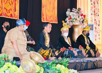 Presiden Jokowi saat penganugerahan gelar kehormatan adat Kesultanan Buton, di Benteng Keraton Kesultanan Buton, Kota Baubau, Provinsi Sulawesi Tenggara, Selasa (27/09/2022). (Foto: BPMI Setpres/Laily Rachev)