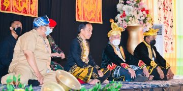 Presiden Jokowi saat penganugerahan gelar kehormatan adat Kesultanan Buton, di Benteng Keraton Kesultanan Buton, Kota Baubau, Provinsi Sulawesi Tenggara, Selasa (27/09/2022). (Foto: BPMI Setpres/Laily Rachev)