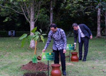 Menteri Pendidikan, Kebudayaan, Riset, dan Teknologi Nadiem Makarim bersama para delegasi pertemuan tingkat pejabat tinggi dan tingkat menteri G20 bidang kebudayaan menanam puluhan benih pohon warisan budaya di Pelataran Kenari, Kawasan Candi Borobudur, Magelang, Jawa Tengah, Senin (12/9/2022). ANTARA/HO-Kemendikbudristek/aa.