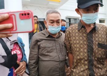 Salah seorang Tersangka Usai Menjalani Pemeriksaan Selama 8 Jam di Kejati Kepri, foto : Mael/detak.media