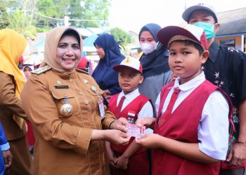 Walikota Tanjungpinang, saat Mmenyerahkan Kartu Identitas Anak di SDN 006, foto : ist