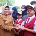 Walikota Tanjungpinang, saat Mmenyerahkan Kartu Identitas Anak di SDN 006, foto : ist