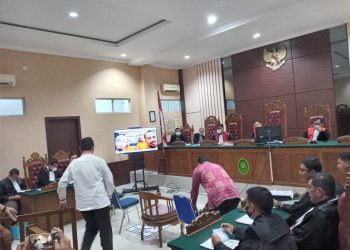 Mantan Gubernur Kepri, Isdianto saat akan duduk di kursi saksi, di PN Tanjungpinang, foto : detak.media