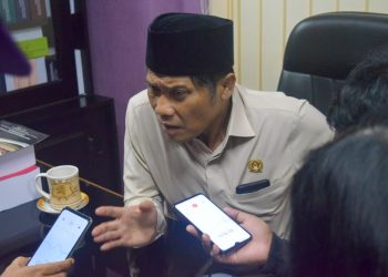 Ketua DPRD Kabupaten Blitar saat di wawancarai perihal kenaikan harga BBM, foto : Dani ES/detak.media