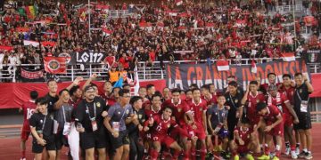 Timnas Indonesia U19 merayakan kemenangan bersama supporter/herlambang