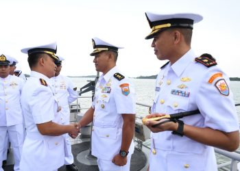 Dansatkat Koarmada I, Kolonel Osben saat Pimpin Sertijab Komandan KRI Parang-647, foto : ist