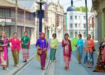 Kaum perempuan warga negara Indonesia mengampanyekan gerakan "Kebaya Goes to UNESCO" di kawasan wisata kota tua Shanghai, China, Rabu (7/9/2022) (ANTARA/HO-KJRI Shanghai)