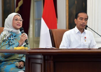 Menaker Ida Fauziyah dalam keterangan pers bersama Presiden RI Joko Widodo dan Menteri Sosial Tri Rismaharini di Istana Merdeka, Jakarta, Jumat (16/09/2022) siang. (Foto: Humas Setkab/Rahmat)