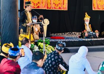 Presiden Jokowi saat memberi sambutan pada Penganugerahan Gelar Kehormatan Adat Kesultanan Buton, di Baruga Keraton Kesultanan Buton, Kota Baubau, Provinsi Sulawesi Tenggara, Selasa (27/09/2022). (Foto: BPMI Setpres/Laily Rachev)