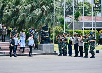 Presiden Jokowi didampingi Sekretaris Kabinet Pramono Anung melakukan kunjungan kerja ke Provinsi Sulawesi Tenggara pada Senin (26/09/2022), dari Bandar Udara Halim Perdanakusuma, Jakarta, sekitar pukul 12.00 WIB. (Foto: BPMI Setpres/Laily Rachev)