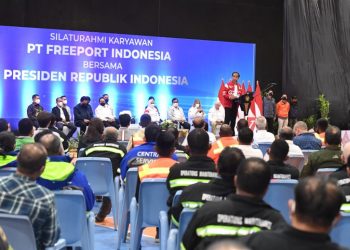 Presiden Jokowi berdialog dengan karyawan PT Freeport Indonesia, di Papua, Rabu (31/08/2022). (Foto : BPMI Setpres/Kris)