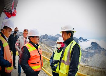 Presiden Jokowi bersama rombongan tiba di Grasberg, Kamis (01/09/2022). (Foto: BPMI Setpres/Laily Rachev)