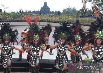 Tari dayakan tampil dalam pembukaan Festival Indonesia Bertutur 2022 di Pelataran Lumbini kompleks Candi Borobudur, Kabupaten Magelang, Jateng, Rabu (7/9/2022). FOTO ANTARA/Heru Suyitno