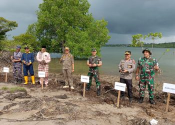 Foto Bersama Usai Menanam Bibit Mangrove, foto : ist