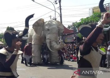 Peserta dari Desa Kembanglimus mengusung instalasi gajah pada kirab budaya G20 di Borobudur, di Kabupaten Magelang, Jateng, Senin (12/9/2022). FOTO ANTARA/Heru Suyitno.