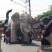 Peserta dari Desa Kembanglimus mengusung instalasi gajah pada kirab budaya G20 di Borobudur, di Kabupaten Magelang, Jateng, Senin (12/9/2022). FOTO ANTARA/Heru Suyitno.