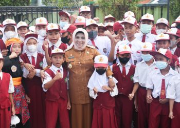 Walikota Tanjungpinang, Rahma bersama siswa siswi SDN 10 Kelurahan Batu IX seusai pembagian KIA, foto : ist