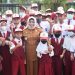 Walikota Tanjungpinang, Rahma bersama siswa siswi SDN 10 Kelurahan Batu IX seusai pembagian KIA, foto : ist