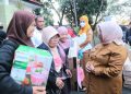 Walikota Tanjungpinang, Rahma saat membagikan bantuan untuk UMKM,foto : ist