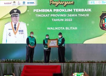 Walikota Blitar saat menerima penghargaan dari Gubernur Jawa Timur, foto : Dani ES/detak.media