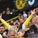 Arsip - Suporter Borussia Dortmund bereaksi saat mendukung tim kesayangannya menghadapi VfL Bochum dalam pertandingan Liga Jerman 2021-22 di Stadion Signal Iduna Park, Dortmund, Jerman, Sabtu (30/4/2022). (ANTARA/AFP/Ina Fassbender)