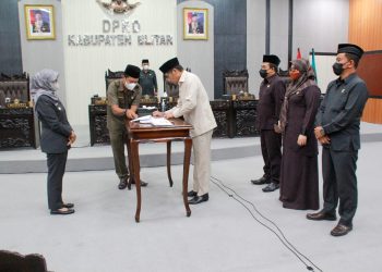 Pimpinan DPRD dan Bupati Blitar menandatangani persetujuan  P-APBD 2022 untuk menjadi Perda, foto : dani ES/detak.media