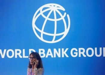 Foto Dokumen: Seorang peserta berdiri di dekat logo Bank Dunia pada Pertemuan Tahunan Dana Moneter Internasional - Bank Dunia 2018 di Nusa Dua, Bali, Indonesia, 12 Oktober 2018. ANTARA/REUTERS/Johannes P. Christo