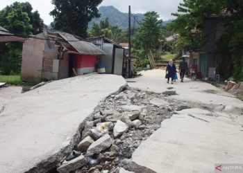 Kondisi lokasi bencana pergeseran tanah di Desa Bojongkoneng, Kecamatan Babakanmadang, Kabupaten Bogor, Jawa Barat. (ANTARA/M Fikri Setiawan)