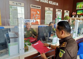 Kejari Natuna saat Melimpahkan Berkas Perkara Dugaan Korupsi Tunjangan Rumah Dinas DPRD Natuna, foto : ist