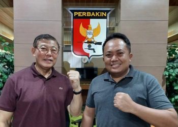 Ketua Harian PB Perbakin Siswanto (kiri) bersama dengan Sekjen PB Perbakin Henry Oka saat ditemui di Kantor PB Perbakin di Lapangan Tembak Senayan, Jakarta, Kamis (3/2/2022). ANTARA/Muhammad Ramdan.