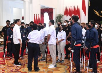 Presiden Jokowi menerima pengurus PSAI dan para atlet serta pelatih timnas sepak bola amputasi, di Istana Negara, Jakarta, Rabu (21/09/2022). (Foto: BPMI Setpres/Kris)