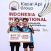 Ganda putri tuan rumah Ririn Amelia/Virni Putri menaiki podium setelah menjadi juara turnamen bulu tangkis Indonesia International Series 2022 di GOR Among Rogo, Yogyakarta, Minggu (25/9/2022). (Dokumentasi PBSI)