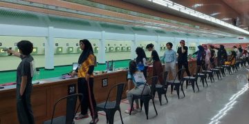 Deretan peserta membidik sasaran dalam Kejuaraan Menembak Tingkat Nasional Haornas 2022 yang menjadi kualifikasi pertama PON XXI/2024 di Aceh-Sumatra Utara di Lapangan Tembak Senayan, Jakarta, Senin (26/9/2022). (ANTARA/Muhammad Ramdan)