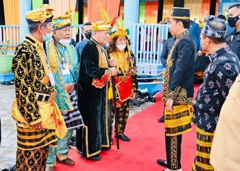 Presiden Jokowi dalam acara Penganugerahan Gelar Kehormatan Adat Kesultanan Buton La Ode Muhammad Lakina Bhawaangi yi Nusantara, di Baruga Keraton Kesultanan Buton, Kota Baubau, Sulawesi Tenggara, Selasa (27/09/2022). (Foto: BPMI Setpres/Kris)