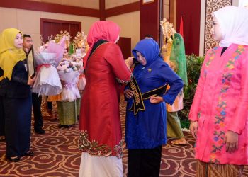 Walikota Tanjungpinang, Rahma (baju biru) saat dikukuhkan sebagai Bunda Literasi Kota Tanjungpinang, foto : ist