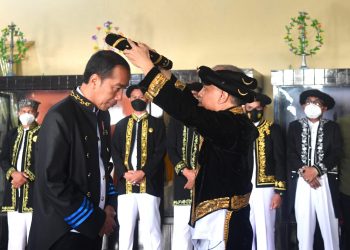 Presiden Jokowi dianugerahi Gelar Kehormatan Adat Kesultanan Ternate, di Kedaton Sultan Ternate, Kota Ternate, Rabu (28/09/2022). (Foto: BPMI Setpres/Rusman)