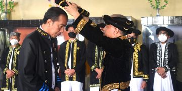 Presiden Jokowi dianugerahi Gelar Kehormatan Adat Kesultanan Ternate, di Kedaton Sultan Ternate, Kota Ternate, Rabu (28/09/2022). (Foto: BPMI Setpres/Rusman)