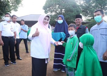 Walikota Tanjungpinang, Rahma saat menyerahkan KIA, foto: ist